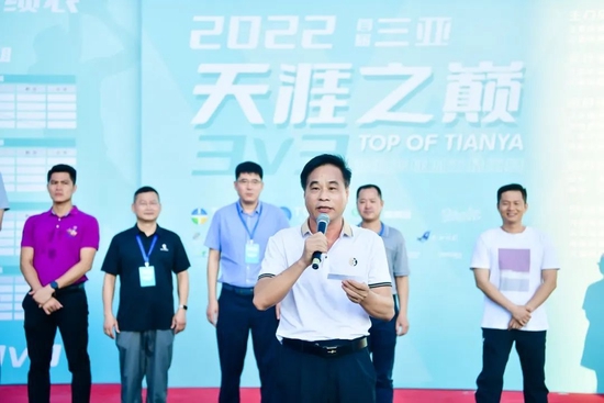 三亚市国有资产监督委员会党委副书记陈朝江宣布比赛开始