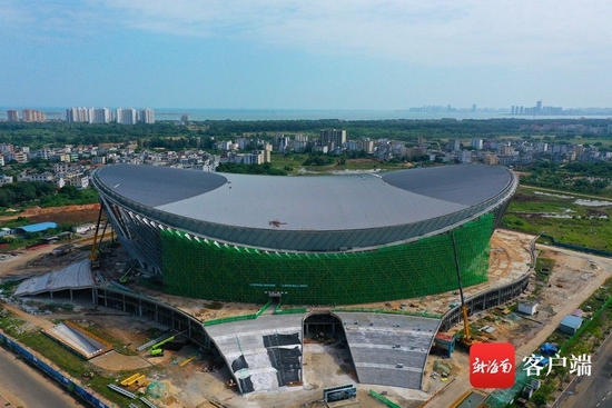  建设中的海口五源河文体中心二期体育馆。记者汪承贤 摄
