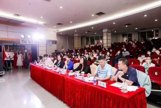 专业评委老师认真为科室展演评分