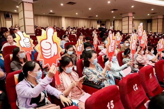 大众评审为喜爱的表演投票