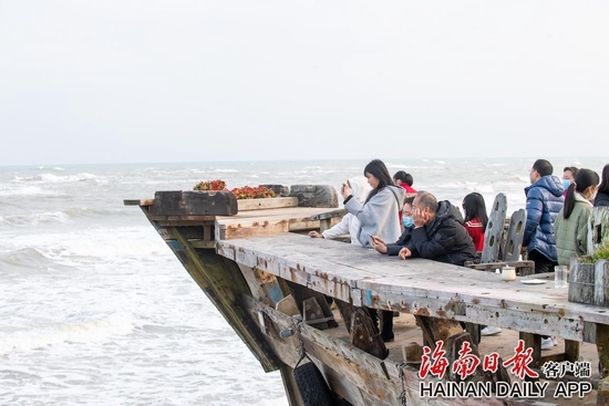  游客面朝大海沐浴海风。海南日报记者 袁琛 摄