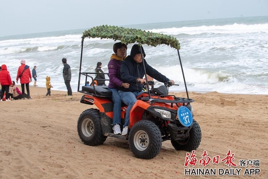  游客在沙滩上骑车。海南日报记者 袁琛 摄