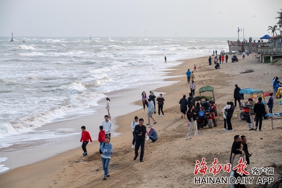  游客在博鳌海边漫步。海南日报记者 袁琛 摄