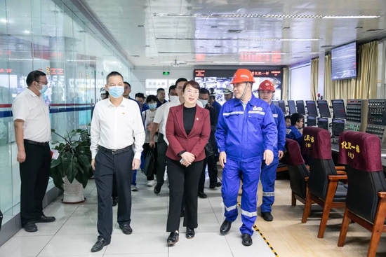 2月6日，田丽霞一行到东方临港产业园调研。&nbsp;东方市融媒体中心 摄