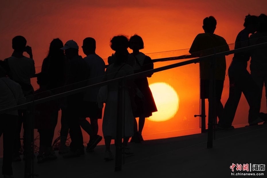  游客打卡海口“天空之山”驿站，观赏落日美景。凌楠 摄