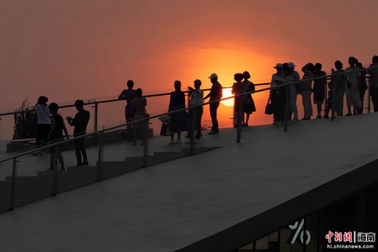  游客打卡海口“天空之山”驿站，观赏落日美景。凌楠 摄