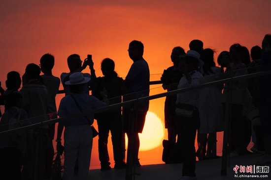  游客打卡海口“天空之山”驿站，观赏落日美景。凌楠 摄