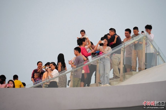 游客打卡海口“天空之山”驿站，观赏落日美景。凌楠 摄