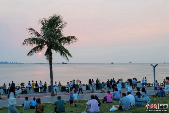  游客打卡海口“天空之山”驿站，观赏落日美景。凌楠 摄