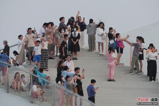  游客打卡海口“天空之山”驿站，观赏落日美景。凌楠 摄