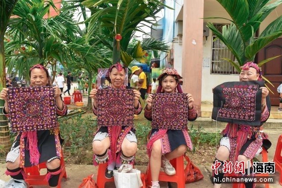 在苗绣展示区，村民展示苗绣制品。林小丹 摄