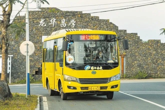 游8路公交车途经昌学村，这解决了昌学村的公交盲区问题。苏弼坤 摄