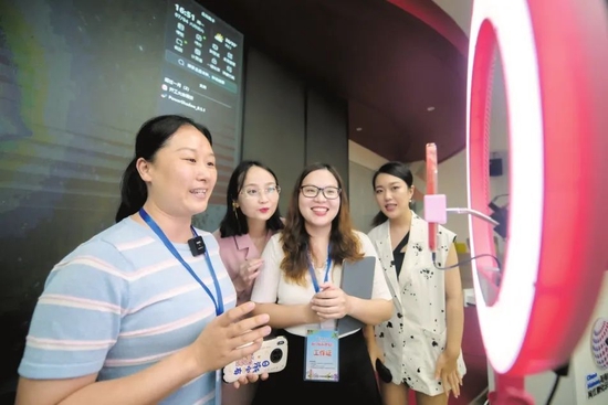 　　在位于复兴城的海南自贸港网红孵化示范基地举办的海口百名旅游体验官提升直播技能培训班现场。陈长宇 摄