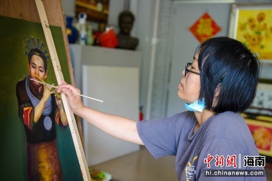 图为海南省屯昌县油画步行街的画师作画。凌楠 摄
