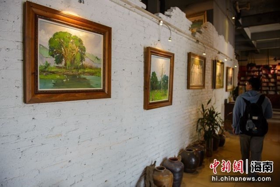 图为海南省屯昌县油画步行街内画师作品展示。　凌楠 摄