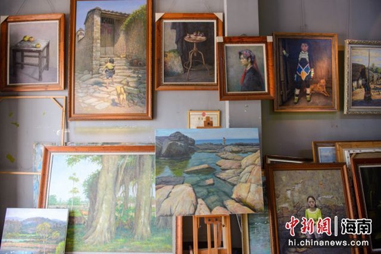 图为海南省屯昌县油画步行街内画师作品展示。　凌楠 摄