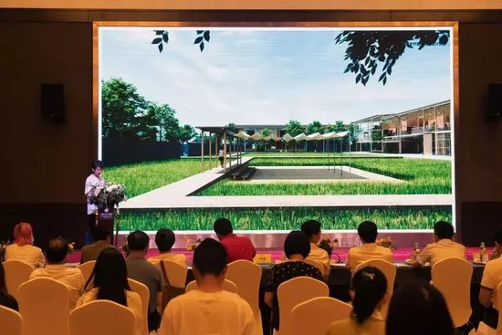 ●un- studio讲演现场。un- studio是一个立足于当下中国环境进行研究与实践的新生建筑事务所。团队致力于用多元的手法探索建筑回应社会、本土发展的多种可能。不仅仅停留在强有力的形式,更多地关注中、微观层面的材料、技术与构造,尽可能让建筑以更完善的样貌呈现。建筑本身的丰富性、有限的失控性和非正式营造亦是我们关注的重点。 / 摄影:Simon©ZSDC