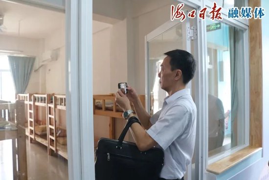  与会人员在海口市英才滨江小学观摩学生午休的宿舍。海口日报融媒体记者&nbsp;肖卫香 摄