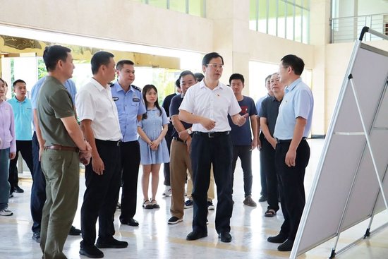 陈儒茂与工作人员交流反间谍法知识（李星雨&nbsp;摄）