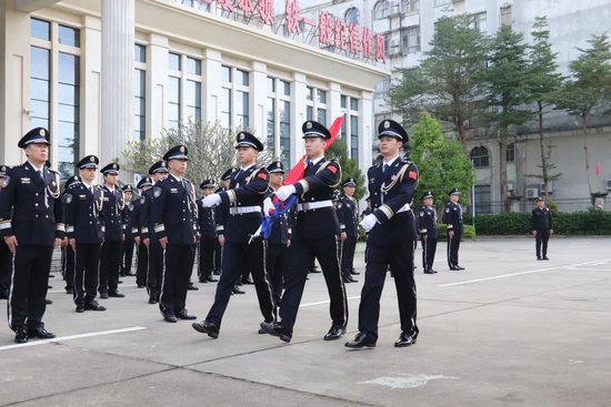 万宁市公安局举行升警旗仪式庆祝第四个中国人民警察节