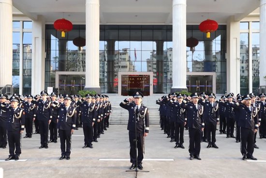 万宁市公安局举行升警旗仪式庆祝第四个中国人民警察节