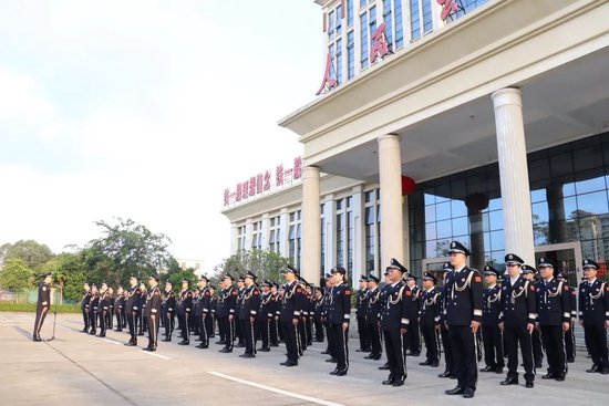 万宁市公安局举行升警旗仪式庆祝第四个中国人民警察节