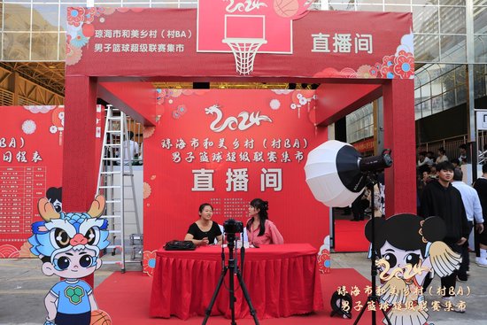活动现场设置直播间，向市民游客们推介琼海特产