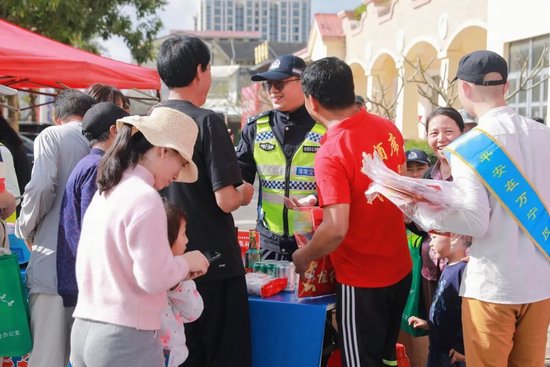 “法治大礼包”干货满满 万宁市公安局举办新春法治宣传系列活动