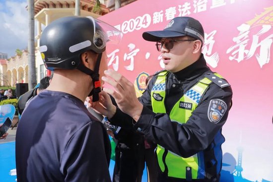 “法治大礼包”干货满满 万宁市公安局举办新春法治宣传系列活动