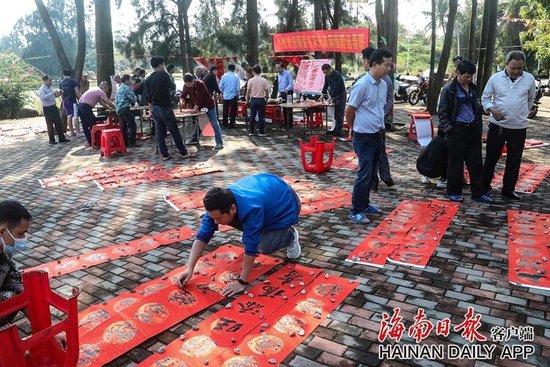 海南：写春联 送祝福