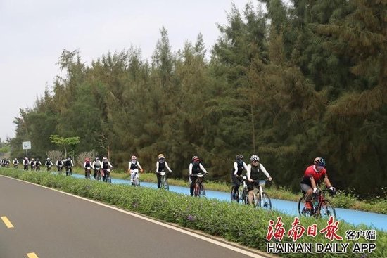 海南环岛旅游公路引湖北骑行团打卡