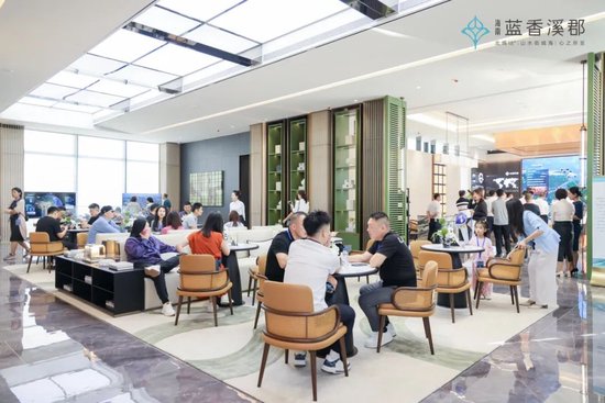  蓝香溪郡实景示范区现场盛况