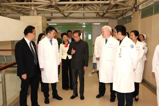 陈国强校长一行到海南省人民医院心血管内科看望慰问一线医务人员