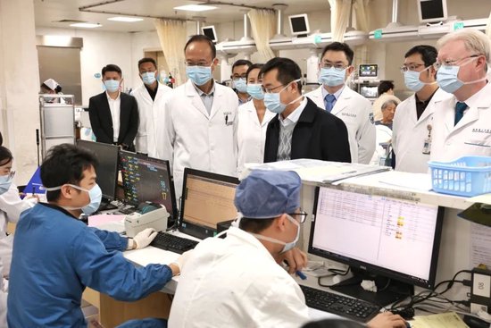 李文秀主任一行到海南省人民医院急诊科看望慰问一线医务人员