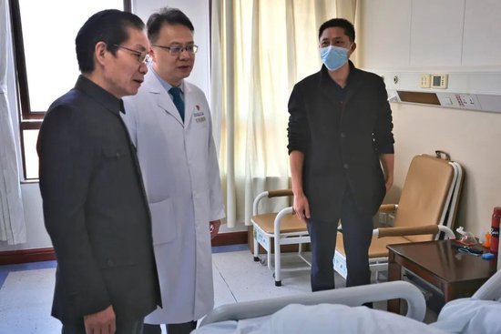 陈国强校长一行来到海南省人民医院保健中心病房看望慰问住院患者