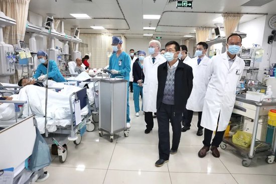 海南省卫健委党委书记、主任李文秀一行到海南省人民医院急诊科了解春节期间急诊患者收治情况