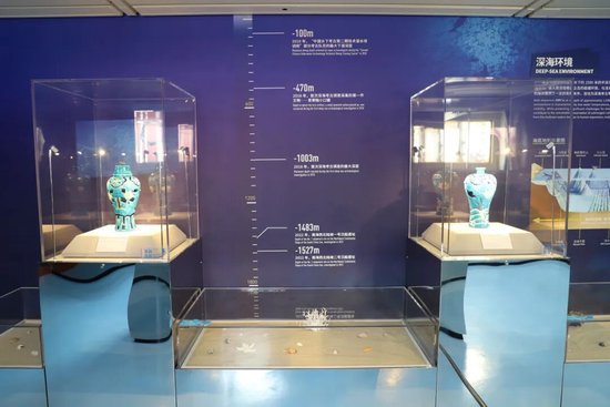 “深蓝宝藏——南海西北陆坡一二号沉船考古成果特展”展区内景