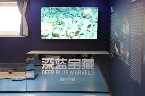 “深蓝宝藏——南海西北陆坡一二号沉船考古成果特展”展区内景