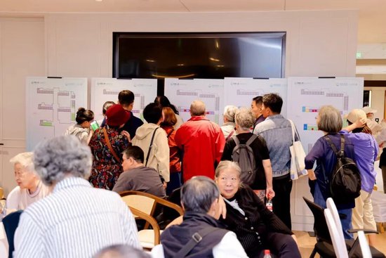 中老年客群在中国人寿旗下养老社区国寿嘉园·北京乐境了解居住空间配置