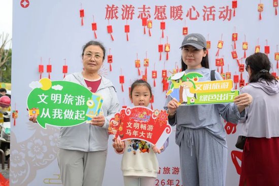 游客拍照打卡