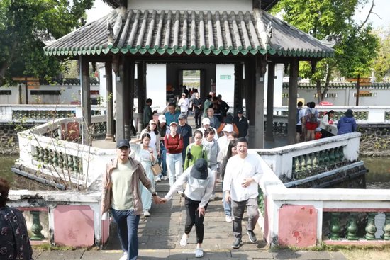 游客在东坡书院游玩。