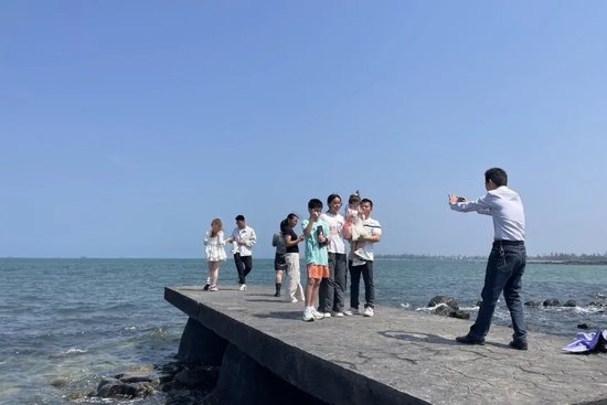 游客在神冲滨海旅游度假区拍照打卡。