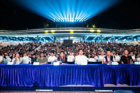 4月20日晚，以“琼岛石榴红”为主题的2026年“海南三月三·山海同心圆”民歌大赛决赛在东方市日霞海岸举行。东方市融媒体中心 摄