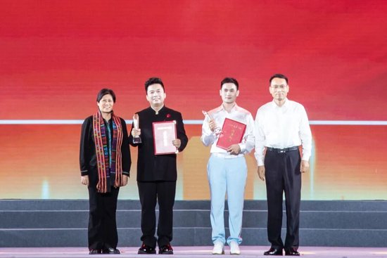 符秀容、李爱华等为获奖个人、获奖团体颁奖。东方市融媒体中心 摄