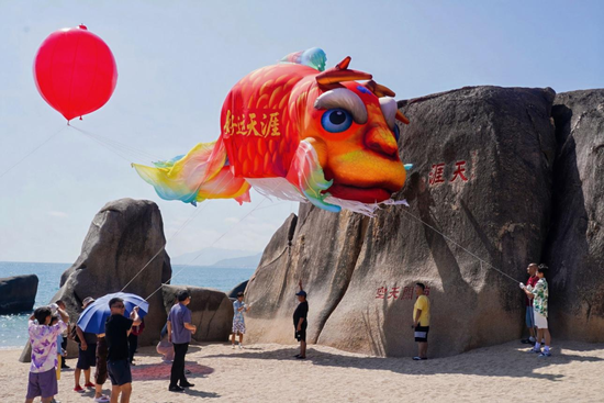 10月1日，天涯海角游览区开启“好运天涯乐聚山海”滨海狂欢嘉年华。