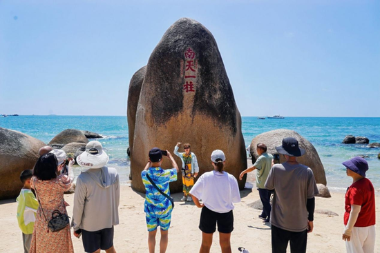  国庆假期广大的游客在天涯海角游览区打卡。天涯海角游览区供图