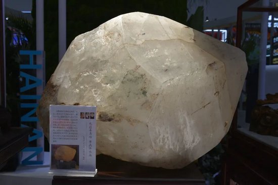 屯昌羊角岭单晶体水晶亮相消博会。林小丹 &nbsp;摄