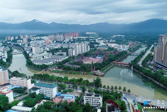 航拍海南保亭嬉水节:载歌载舞嬉水狂欢