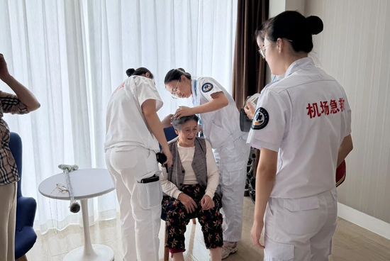 三亚凤凰机场酒店工作人员为老年游客服务