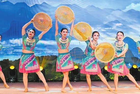 美兰区举办“巾帼展风采 舞韵自贸港”健身舞大赛，展现新时代巾帼风采。海口市融媒体中心记者&nbsp;陈晓洁 摄